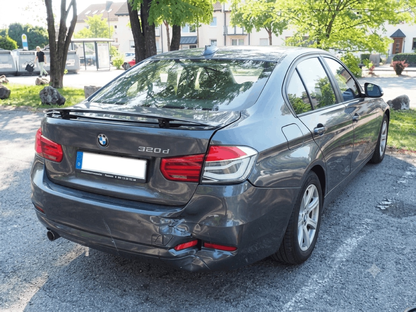 Auffahrschaden am Heck eines BMW 3er